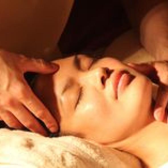 Massage mặt tinh dầu nho 15p