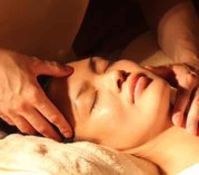 Massage mặt tinh dầu nho 15p