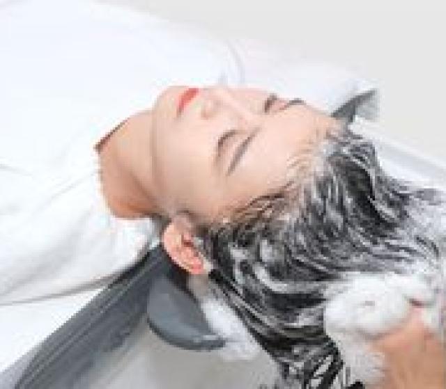 Khách sử dụng dầu gội ngoài
